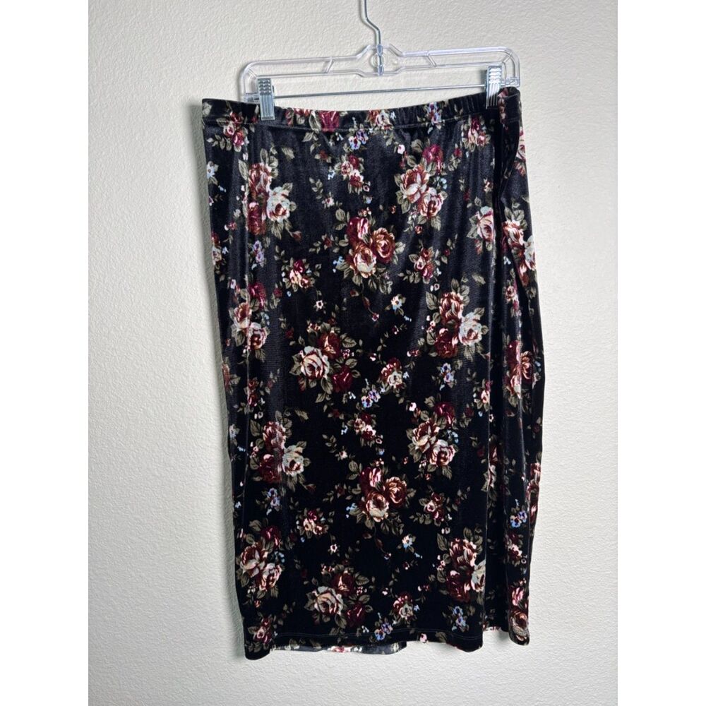 woman's floral print velvet skirt size 1X Black